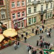Linoskoczek nad lubelskim placem Łokietka uczestniczący w festiwalu „Carnaval sztuk-mistrzów”, czyli