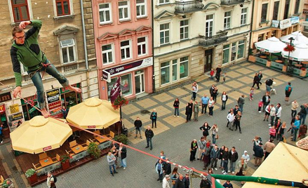 Linoskoczek nad lubelskim placem Łokietka uczestniczący w festiwalu „Carnaval sztuk-mistrzów”, czyli