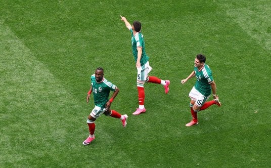 Quinones cieszy się z gola na 1:0 dla Meksyku