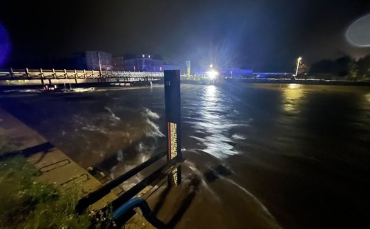 Podwyższony stan wody w rzece Białej Głuchołaskiej w Głuchołazach