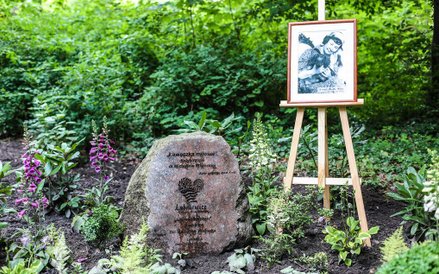 Pamiątkowy głaz i sztaluga z panią Michaliną