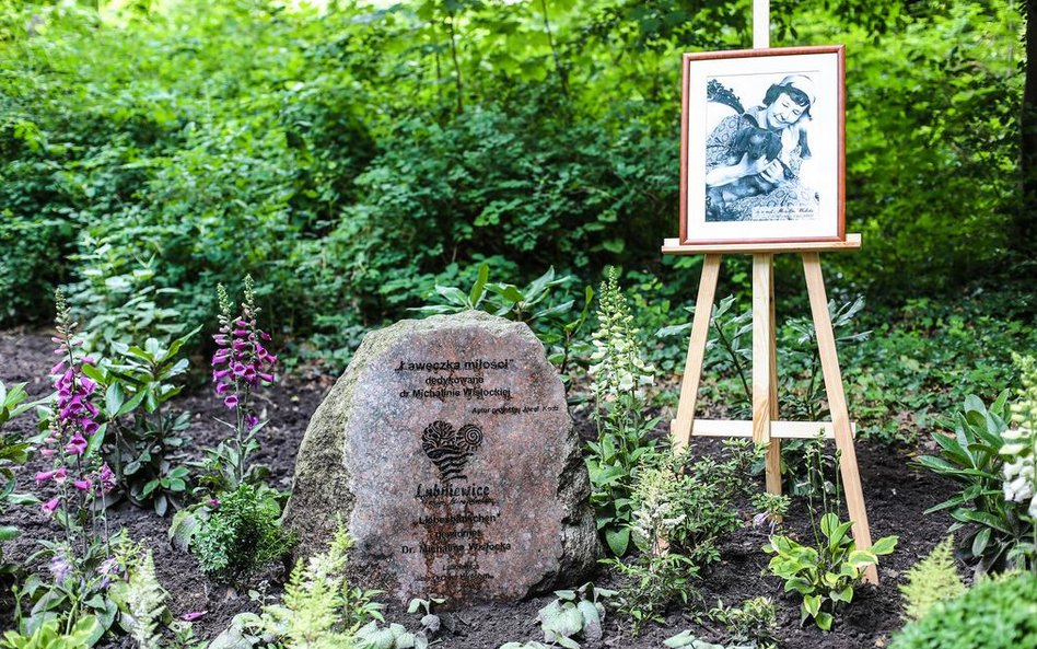 Pamiątkowy głaz i sztaluga z panią Michaliną