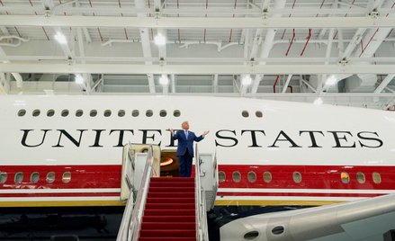Prezydent USA Donald Trump podczas prezentacji samolotu VC-25B podarowanego przez Katar, który ma by