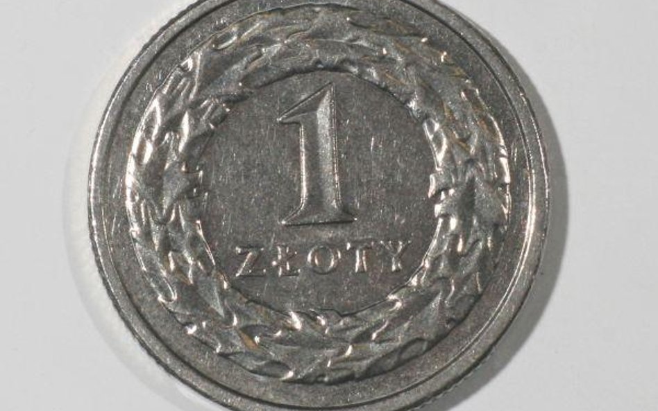 Złoty traci: ponad 3 zł za CHF i USD, 4 zł za euro