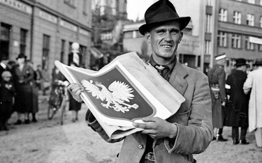 Kup pan orła. Październik 1938 r., w przejętym Cieszynie rozkwita handel kartonowymi polskimi godłam
