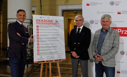 „Dekalog przedsiębiorcy” prezentują (od lewej) Łukasz Bernatowicz, prezes BCC, Marek Kowalski, przew