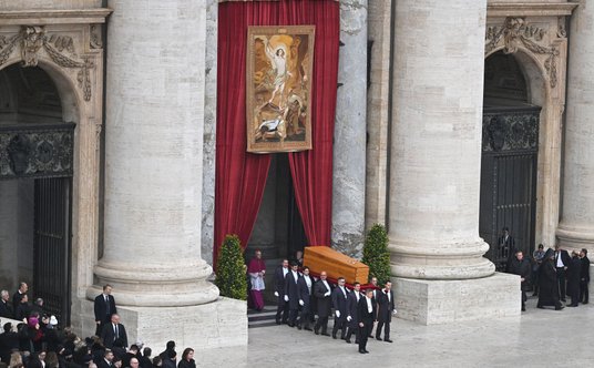 Wyprowadzenie trumny z ciałem Benedykta XVI na Plac Św. Piotra
