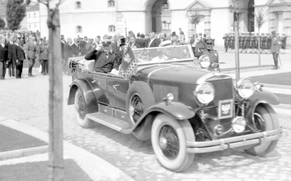 W II RP prezydent Ignacy Mościcki znakował maskę auta proporcem wzorowanym na chorągwi. W sytuacjach