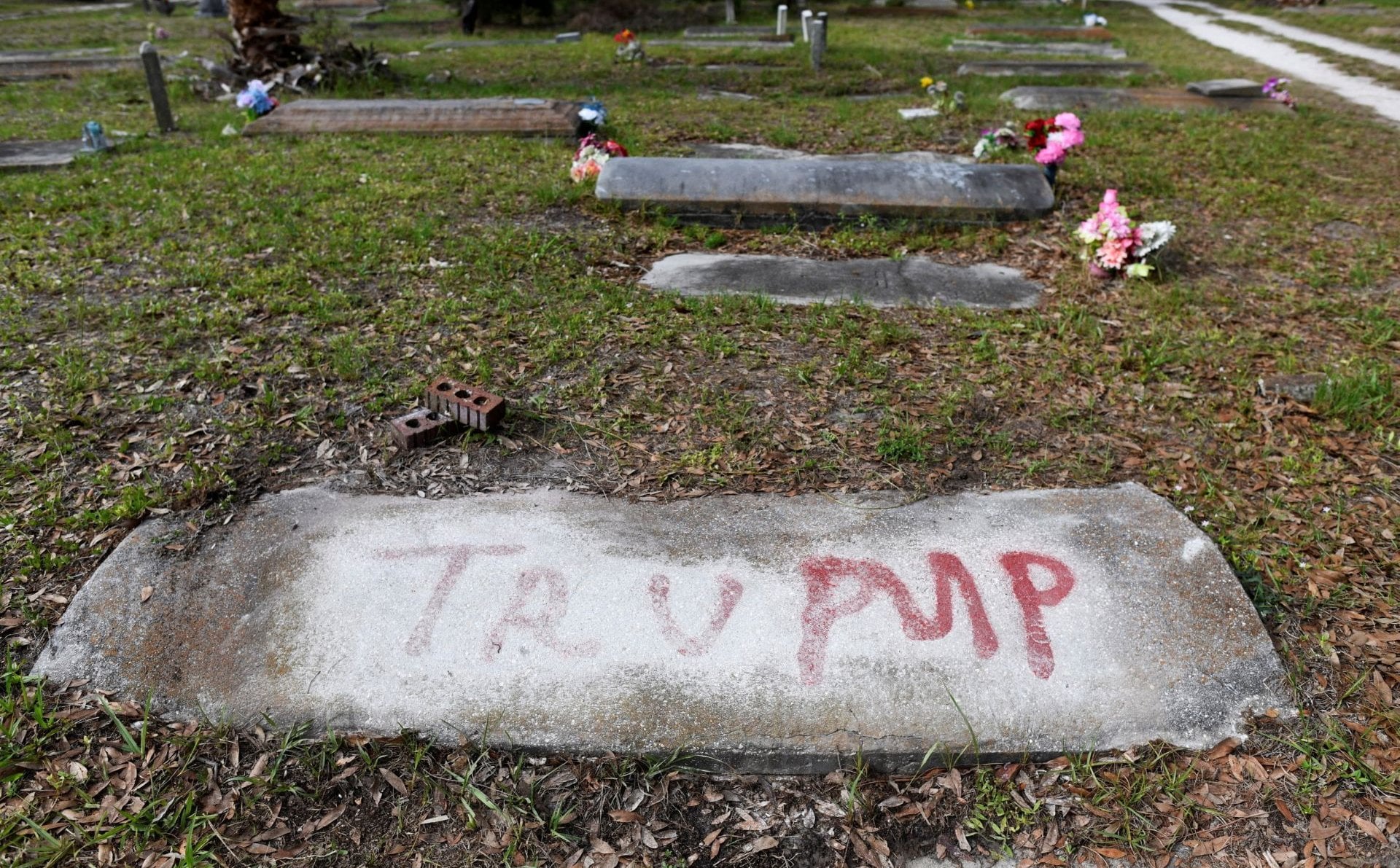 Wandalizm na cmentarzu Afroamerykanów w USA. Na nagrobkach nazwiska Trumpa i DeSantisa