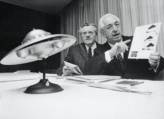 Po prawej: urodzony na Węgrzech Colman von Keviczky (1909–1998) podczas międzynarodowej konferencji 