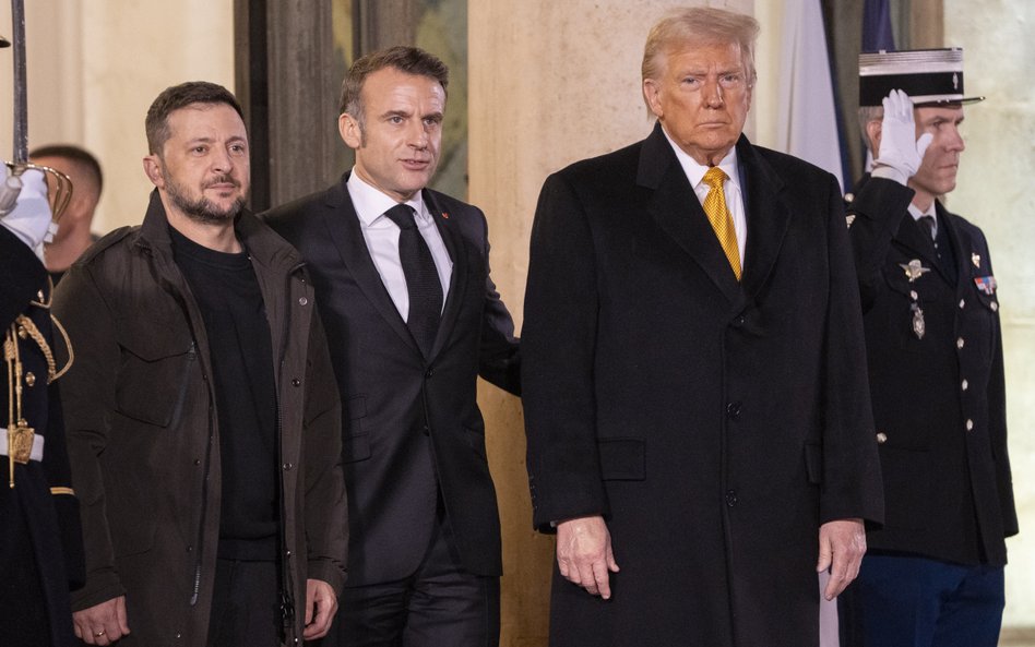 Wołodymyr Zełenski, Emmanuel Macron i  Donald Trump opuszczają Pałac Elizejski w Paryżu