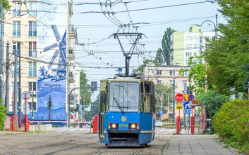 Niebieski wagon wyprodukowany został przez Chorzowską Wytwórnię Konstrukcji Stalowych „Konstal” w 19