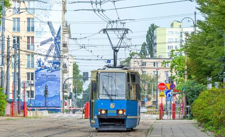 Niebieski wagon wyprodukowany został przez Chorzowską Wytwórnię Konstrukcji Stalowych „Konstal” w 19