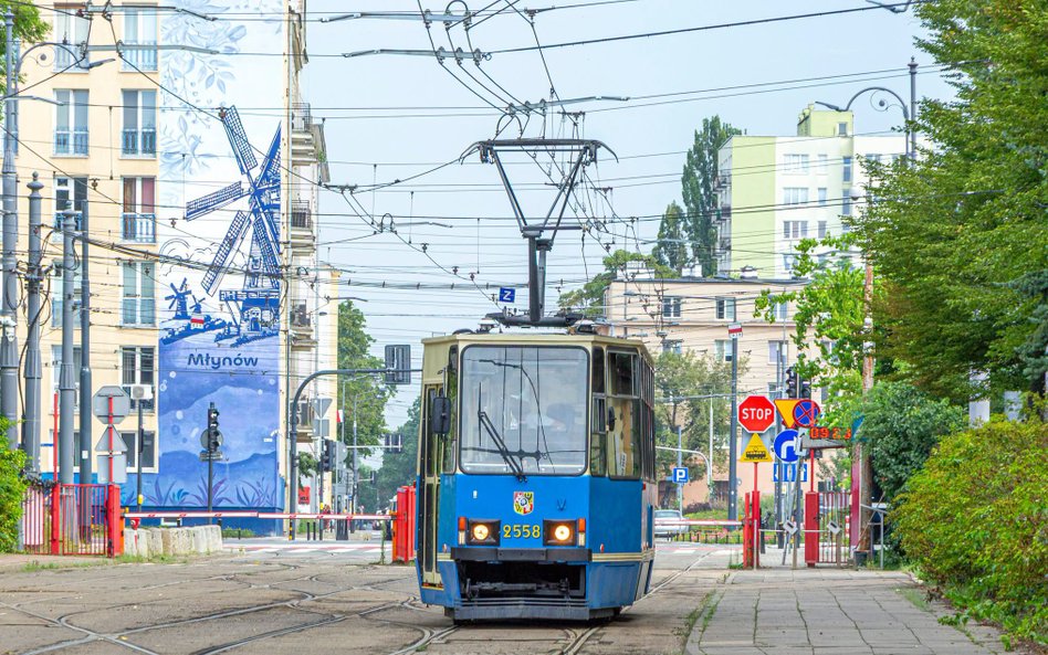 Niebieski wagon wyprodukowany został przez Chorzowską Wytwórnię Konstrukcji Stalowych „Konstal” w 19