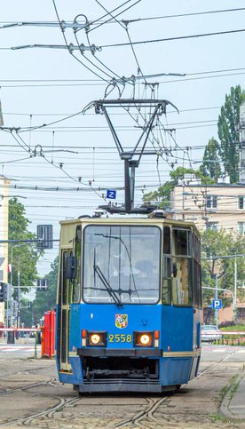 Niebieski wagon wyprodukowany został przez Chorzowską Wytwórnię Konstrukcji Stalowych „Konstal” w 19