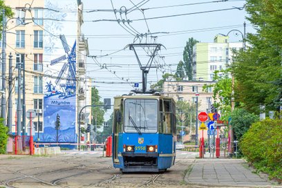 Niebieski wagon wyprodukowany został przez Chorzowską Wytwórnię Konstrukcji Stalowych „Konstal” w 19