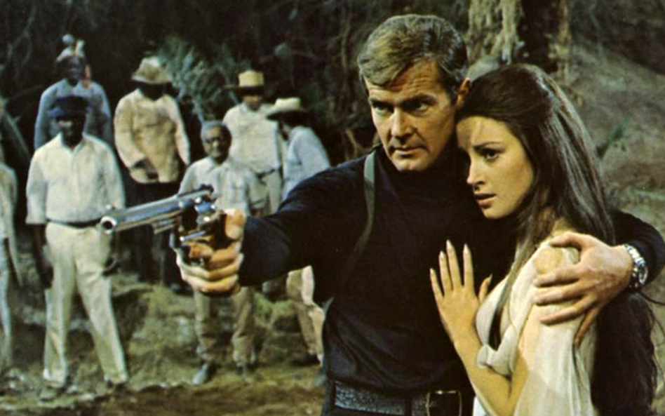 Jane Seymour jako Solitaire Solitaire jest wróżką pracującą dla wroga Bonda - Kanangi. Wróży z kart 