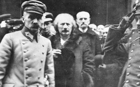 Uroczyste otwarcie Sejmu Ustawodawczego 9 lutego 1919 r. Przed katedrą św. Jana w Warszawie widoczni