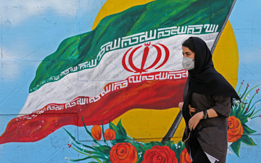 Iran (na zdjęciu mural na stołecznej ulicy) jest krajem, w którym wirus najbardziej dotknął elity. D