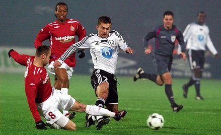 Wisła ma już tylko cztery punkty przewagi nad Legią. Na zdjęciu: Piotr Brożek próbuje zatrzymać Piot