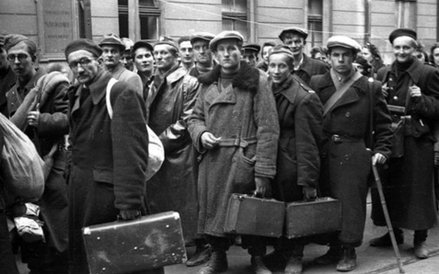 Stały autor portalu opinii Klubu Jagiellońskiego, członek Klubu Jagiellońskiego Za chwilę ruszą. Nim