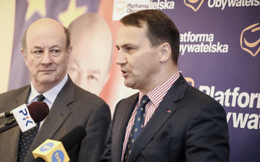 Były minister finansów Jacek Rostowski i szef MSZ Radosław Sikorski podczas kampanii wyborczej kandy