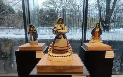 Rzeźby z malowanego fajansu lat 20. i 30. XX wieku Wytwórni Fajansu w Pacykowie. Na pierwszym planie