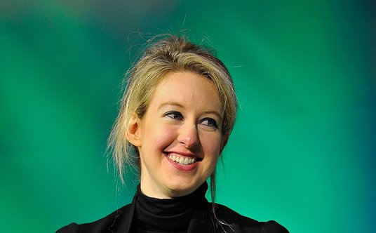 O Elizabeth Holmes, twórczyni amerykańskiej firmy Theranos, mówiono, że latami trenowała, by znacząc