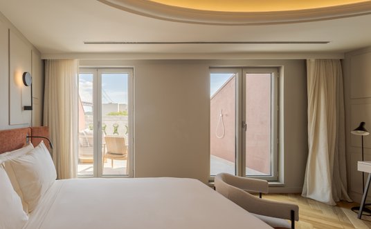 Jeden z pokojów hotelowych.