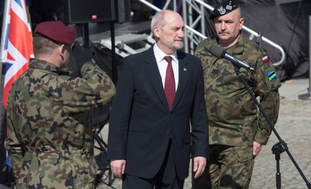 Wojsko śpiewa dla Rydzyka i czystka w armii