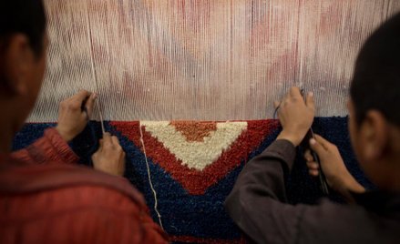 Dywany w militarne wzory tkane w Afganistanie