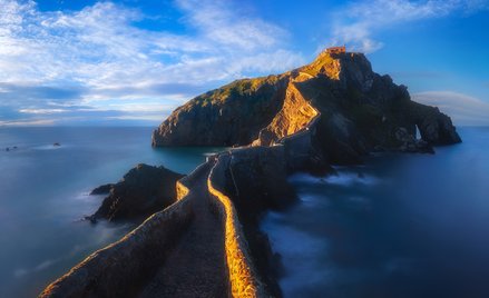 Wyspa San Juan de Gaztelugatxe w Zatoce Biskajskiej zagrała w „Grze o tron” Smoczą Skałę, siedzibę r