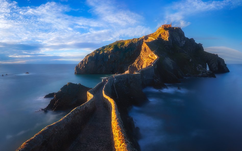 Wyspa San Juan de Gaztelugatxe w Zatoce Biskajskiej zagrała w „Grze o tron” Smoczą Skałę, siedzibę r