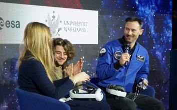 dr inż. Sławosz Uznański-Wiśniewski w rozmowie ze studentami