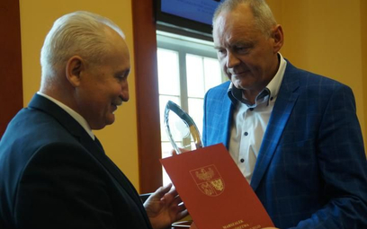 Przedsiębiorca z Braniewa Jan Hryniewicz (z prawej), odebrał tegoroczną Nagrodę im. prof. Janiny Wen