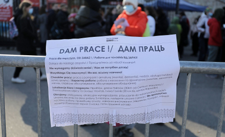 Uchodźcy z Ukrainy przed masowym punktem nadawania numerów PESEL na Stadionie Narodowym w Warszawie