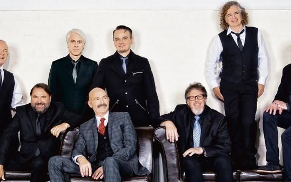 King Crimson, w składzie, który zaprezentuje się dwukrotnie w Poznaniu i trzykronie w Krakowie. Robe