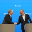 Premier Donald Tusk (z prawej) i Brad Smith, wiceprezes i prezydent Microsoftu w trakcie ogłaszania 