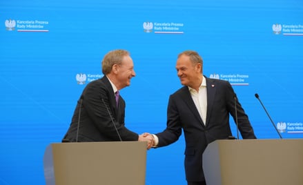 Premier Donald Tusk (z prawej) i Brad Smith, wiceprezes i prezydent Microsoftu w trakcie ogłaszania 