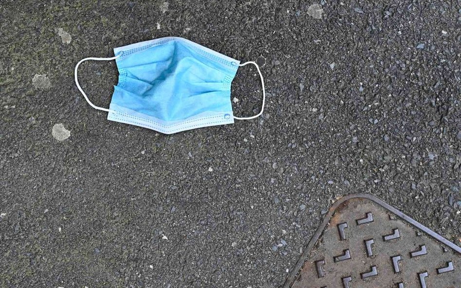 Brytyjscy badacze: Nośmy maski, tak opanujemy epidemię