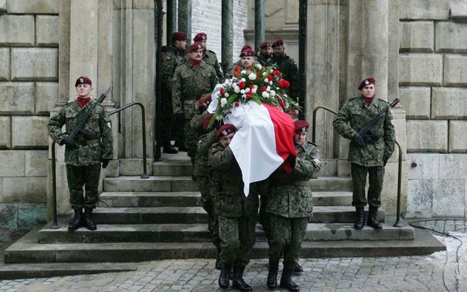 Trumna z prochami generała została wyniesiona z krypty św. Leonarda w Kaplicy Wawelskiej