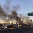 Płonące pojazdy na ulicy podczas operacji aresztowania Ovidio Guzmana, syna Joaquina „El Chapo” Guzm