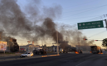 Płonące pojazdy na ulicy podczas operacji aresztowania Ovidio Guzmana, syna Joaquina „El Chapo” Guzm