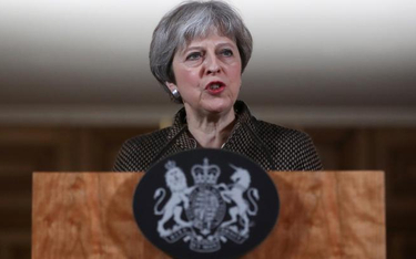 Premier Theresa May próbowała udobruchać deputowanych oburzonych pominięciem ich przy decyzji o atak