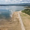 Niski poziom wody w Jeziorze Czorsztyńskim odsłonił fundamenty budynków i fragmenty drogi w zalanych