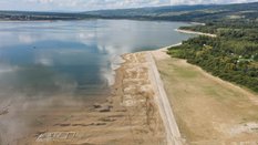 Niski poziom wody w Jeziorze Czorsztyńskim odsłonił fundamenty budynków i fragmenty drogi w zalanych
