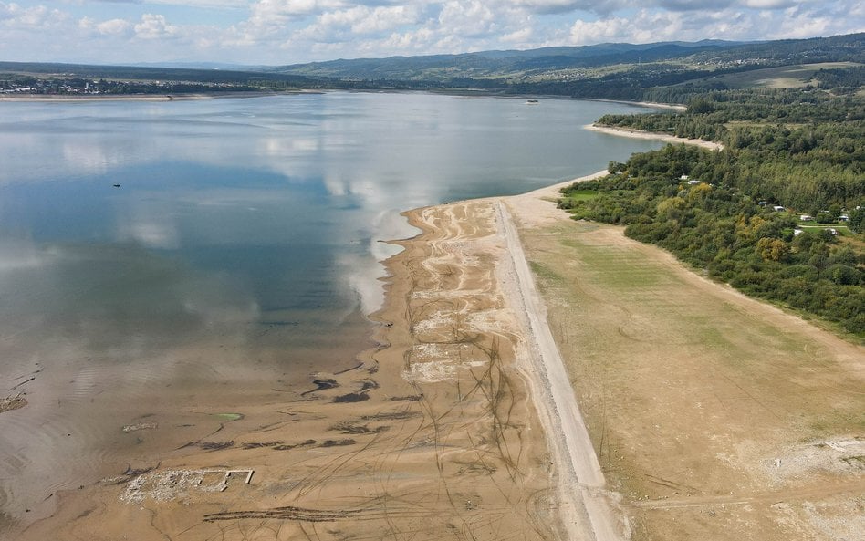 Niski poziom wody w Jeziorze Czorsztyńskim odsłonił fundamenty budynków i fragmenty drogi w zalanych