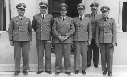 Członkowie rządu tzw. Generalnego Gubernatorstwa podczas spotkania na Wawelu w 1942 r. Od lewej stoj