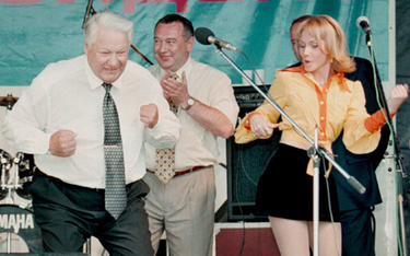 Borys Jelcyn tańczy w czasie koncertu w Rostowie