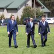 Senator PiS Przemysław Błaszczyk, premier Mateusz Morawiecki i wójt gminy Strzelce Tomasz Grabowski 